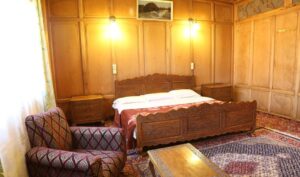 Deluxe Double Bed Kotroo Palace Houseboat by Shatakshi Group Srinagar